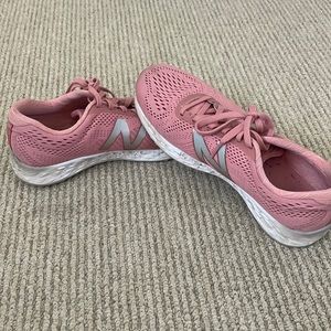 Pink new balance tennis shoes